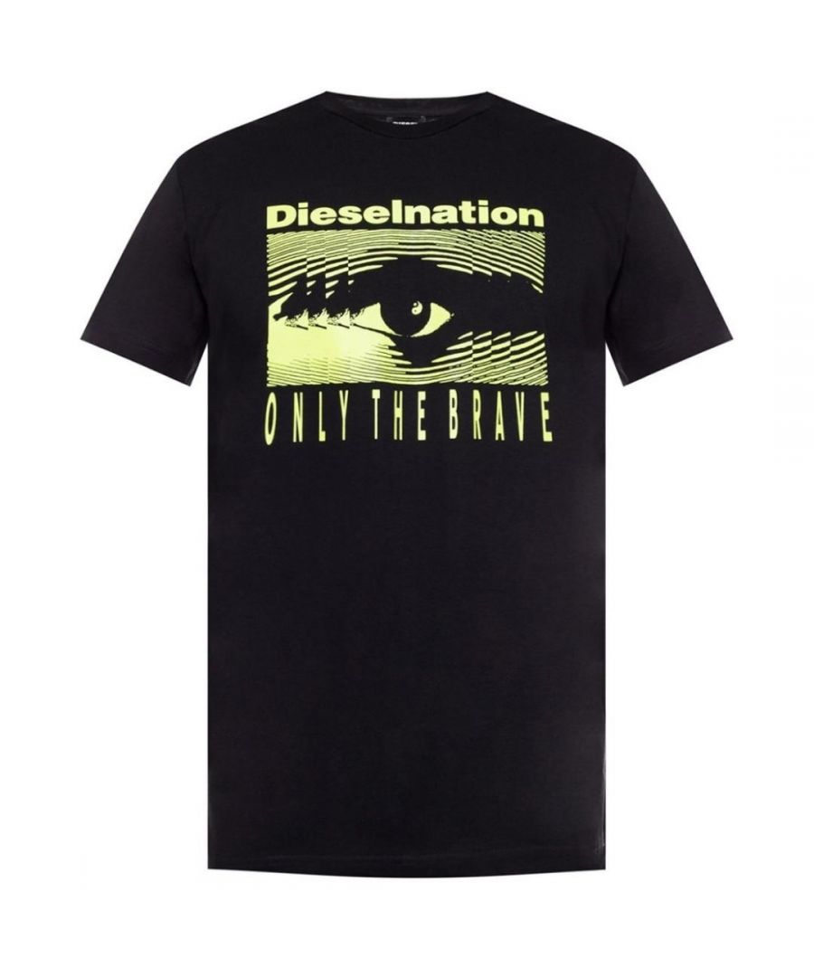 Zwart T-shirt Diesel Dieselnation. Zwart T-shirt Diesel T-Diego-J4 900. Groot printmotief op de voorkant. T-shirt met ronde hals. 100% katoen. Stijl - T-Diego-J4 900