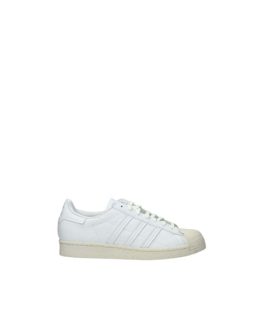 The product with code USUPERSTARFW2292 model superstar in white polyurethane is a men's sneakers designed by Adidas. It has features like side detail, front logo, back logo. Wear it for these occasions: aperitif with friends, in the mountains. Ideal for your style street. The product is made by the following materials: polyurethaneHell height type: low and flatBottomed Shoes is rubberLace up closureRound toeThe product was made in China