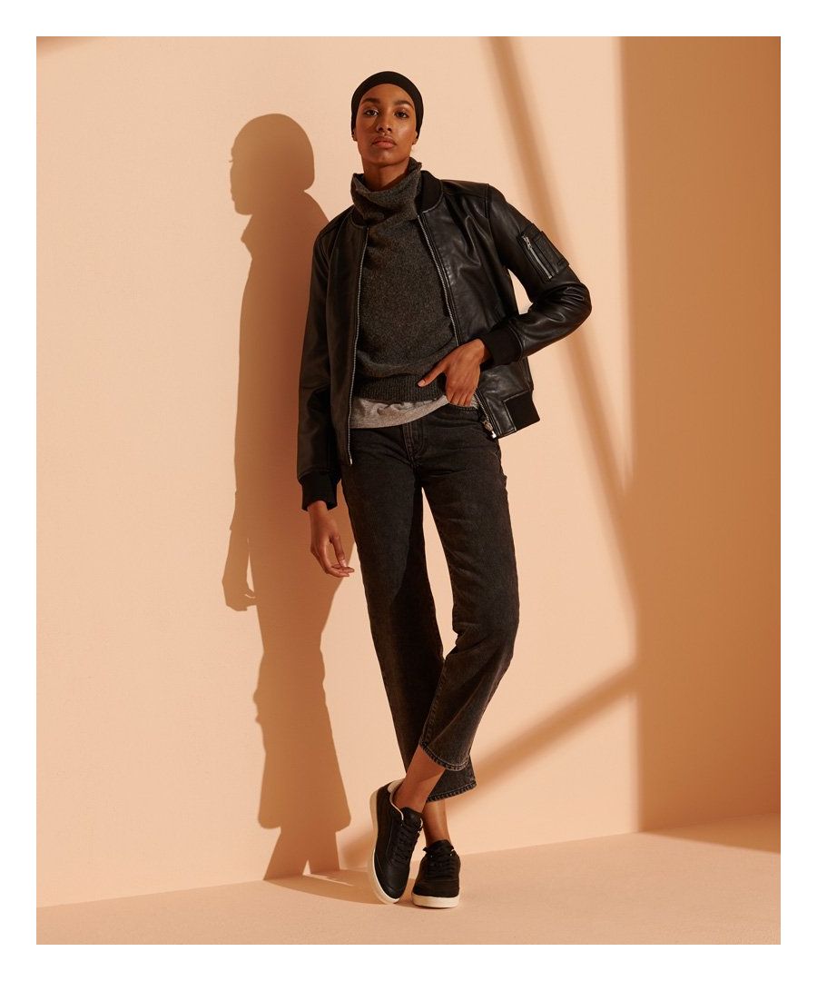 Deze jeans is een basic voor elke dag. Hij heeft een recht ontwerp met een hoge taille, zodat je je eigen stijl kunt kiezen. Perfect te combineren met een klassiek T-shirt of korte top om de look af te maken dit seizoen.Rechte pasvormKnoop- en ritssluitingOntwerp met vijf zakkenRiemlussenSuperdry-logolabelKenmerkend logolabelSuperdry Indigo-kledingstukken zijn gemaakt met echte indigogaren en -kleuringen voor een authentiek klassieke kwaliteit, waardoor elk product zijn eigen unieke look heeft.Rechte pasvorm. Met alle reden een klassieker – de originele pasvorm die je altijd voldoende bewegingsruimte geeft, niet te los en niet te strak. Zo authentiek als maar kan.