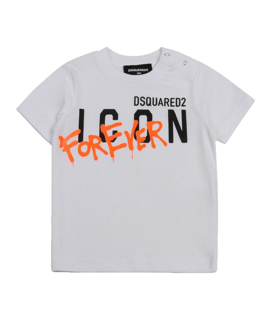 A classic style t-shirt for baby boys by Dsquared2, from the iconic designer's SS22 collection. Made in cotton, the tee comes in white with a rounded neckline and short sleeves. To the front, there is branding in neon orange. Popper buttons adorn one shoulder.