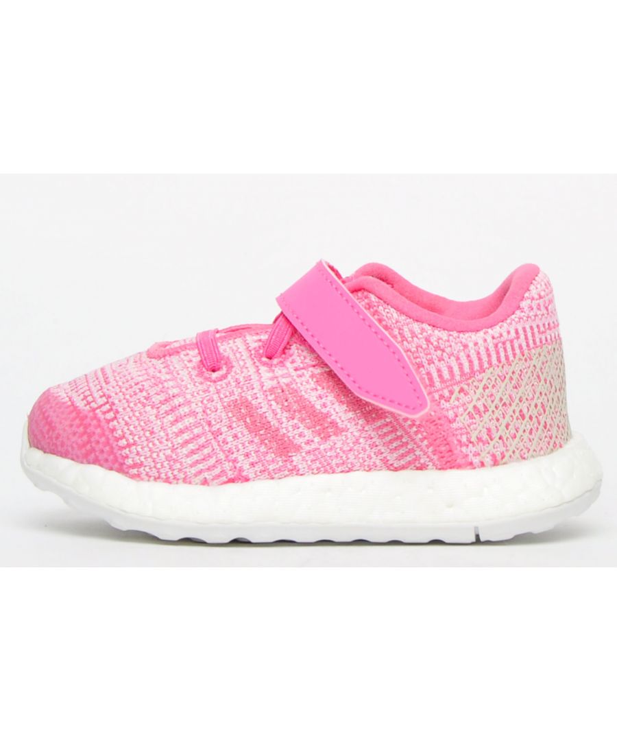 Deze PureBOOST GO zijn sneakers die zijn ontworpen voor een gevoel van dichtbij de grond. Deze op hardlopen geïnspireerde sneakers houden kinderen energiek bij hun dagelijkse activiteiten.