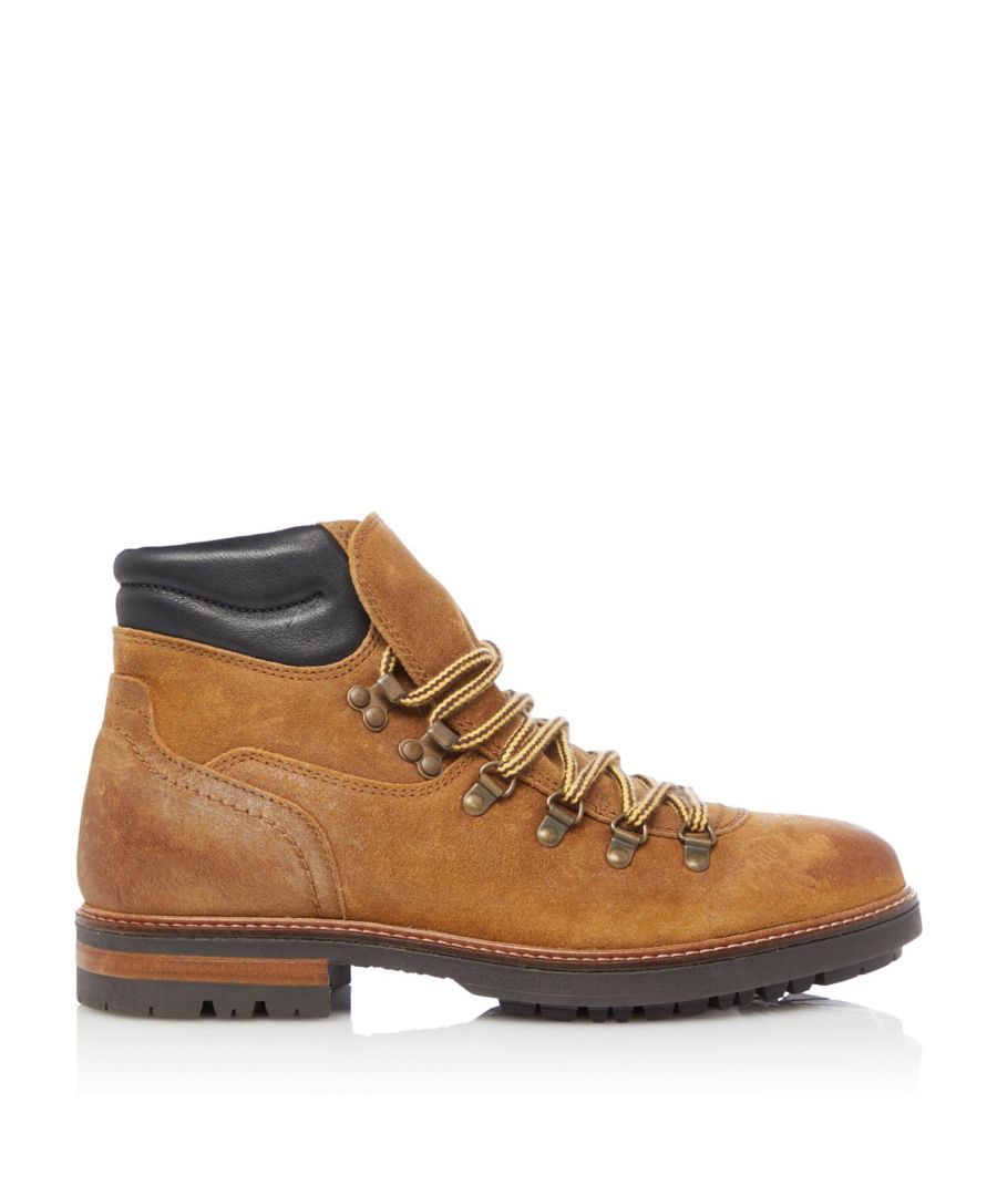The Content boots are great for brightening up your casual footwear. Features a contrasting ankle cuff and sits on a chunky cleated sole. Finished with thick durable laces fastened with brushed metal hooks.