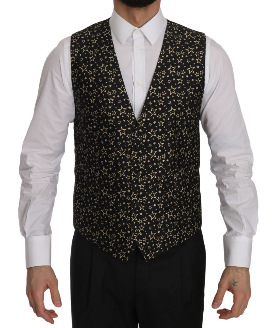 Dolce & ; Gabbana Gorgeous brand new with tags, 100% Authentic DOLCE & ; GABBANA vest. Modèle : Gilet formel Fit : Slim fit Couleur : Noir avec motif étoile doré Fermeture à quatre boutons Deux poches avant Détails du logo Made in Italy Matériau : 86% Polyester 12% Nylon 2% Elastane Doublure : 100% Soie
