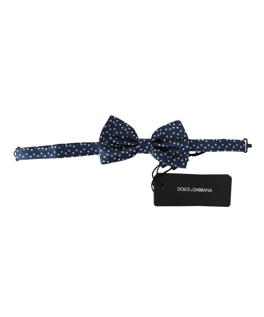 DOLCE & ; GABBANA Nœud papillon Absolument époustouflant, 100% Authentique, neuf avec ses étiquettes Nœud papillon exclusif Dolce & ; Gabbana. Cet article provient de la collection exclusive Dolce & ; Gabbana. Couleur : Blue Polka Dots Modèle : Tied Matériel : 100% Silk Longueur réglable de la sangle de cou, une taille Made In Italy Étiquettes d'origine & ; sac de magasin suivre avec cet article.