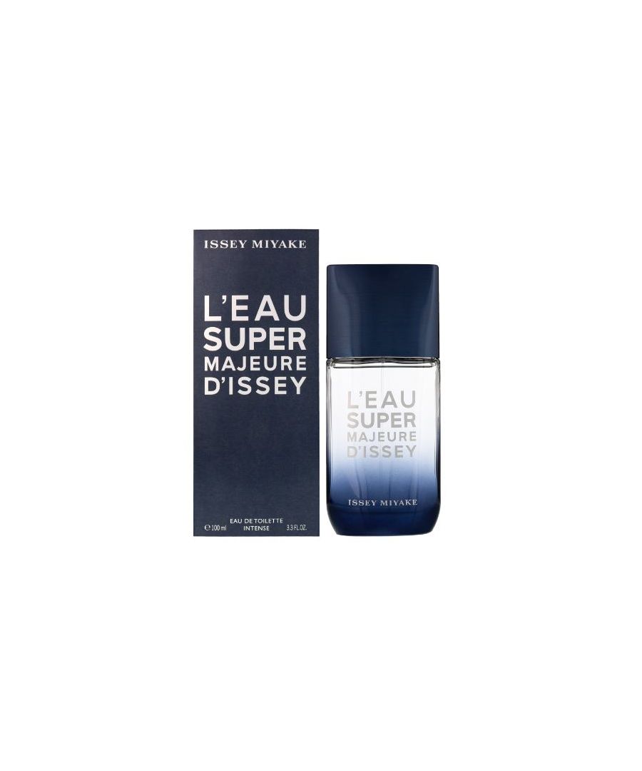 The roar of the sea, the strong ocean might of a bold aquatic fragrance. L'Eau Super Majeure D'Issey evokes a vivid and exciting fragrance driven by strong aromatic notes. The top features a bolstering swell of clary sage and rosemary. The heart indulges a dark patchouli note alongside amber woods, a strong cashmeran note and a rush of sea notes. Black vanilla, dark leather and tonka bean pull the senses into the depths of the fragrance.