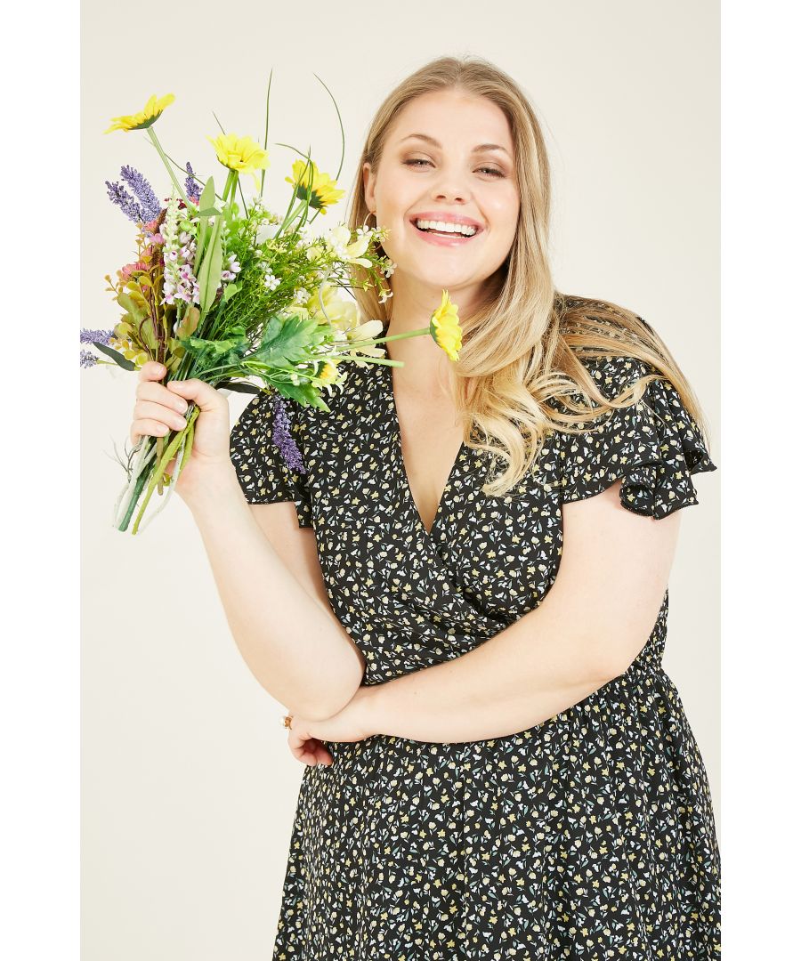 Upgrade your weekend wardrobe with this stylish Mela Plus Size Floral Skater Dress. Cut to a flattering fit and flare shape, it's designed with a wrap bodice, it's enhanced by short sleeves and a flippy hemline. The floral print takes centre stage, complemented by black and white tones. perfect for dressing up or down. \n\nLook to knee-high boots or trainers as the perfect accessories.
