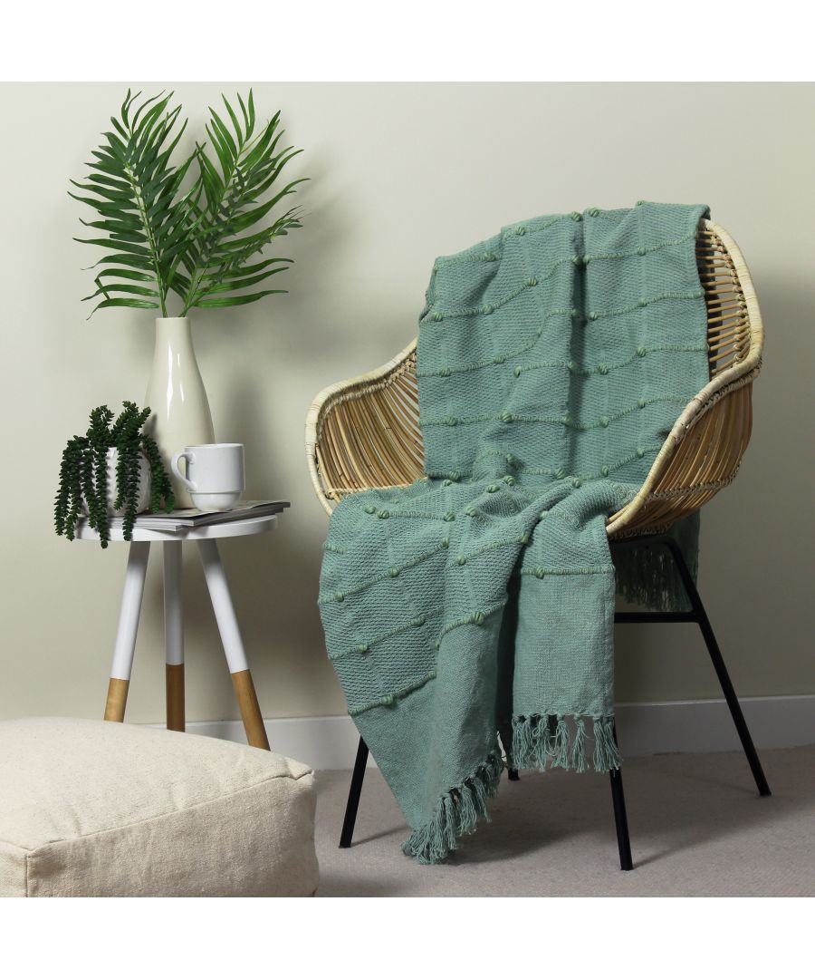 For cosy evenings, our Motti cotton throw is a perfect choice. Featuring woven recycled PET yarn detail, for added texture, and finished with tassel fringe on two sides. Style and layer on a bed for a laid back look, or for cool summer evenings outside.
