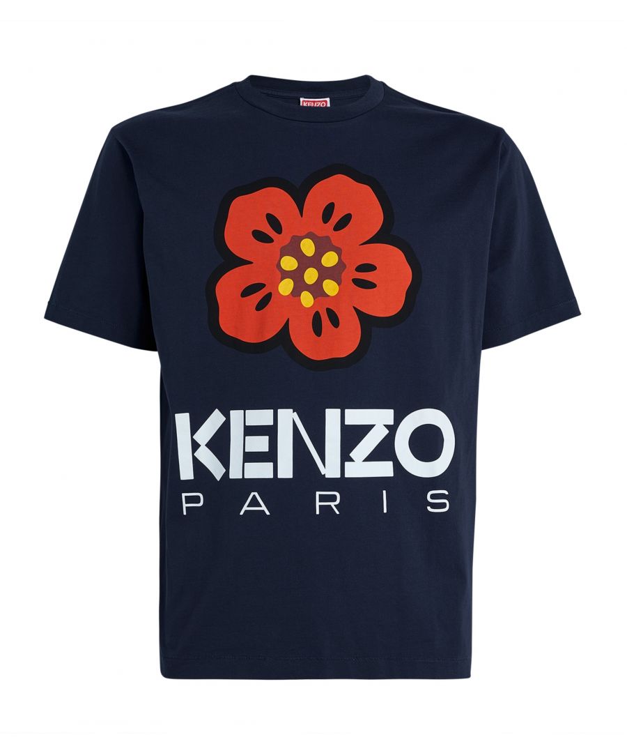 A pioneer of streetwear fashion, Kenzo creative director Nigo has created a collection highlighting the ‘Boke Flower’. An emblem of Japan, the flower is famous for blooming at the end of winter. Enlarged and printed on the front of this tee it creates a link between the House's heritage and Nigo's identity. Finished with the brand’s Paris logo beneath it.