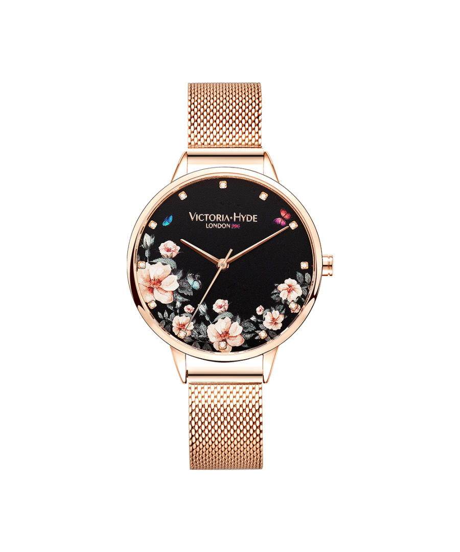 Laat u betoveren door het gebloemde Green Park Flower horloge in roségoud zwart van Victoria Hyde London. Het horloge betovert met een onderscheidend en Brits design. De kleuren van het unieke bloemenpatroon op de donkere wijzerplaat gaan perfect samen met de klassieke roségoudkleurige kast en bijpassende horlogeband. Een horloge dat over de hele lijn overtuigt.  Diameter kast: 36 mm, Dikte kast: 7,5 mm, Lengte horlogeband: 195 mm, Breedte horlogeband: 14 mm