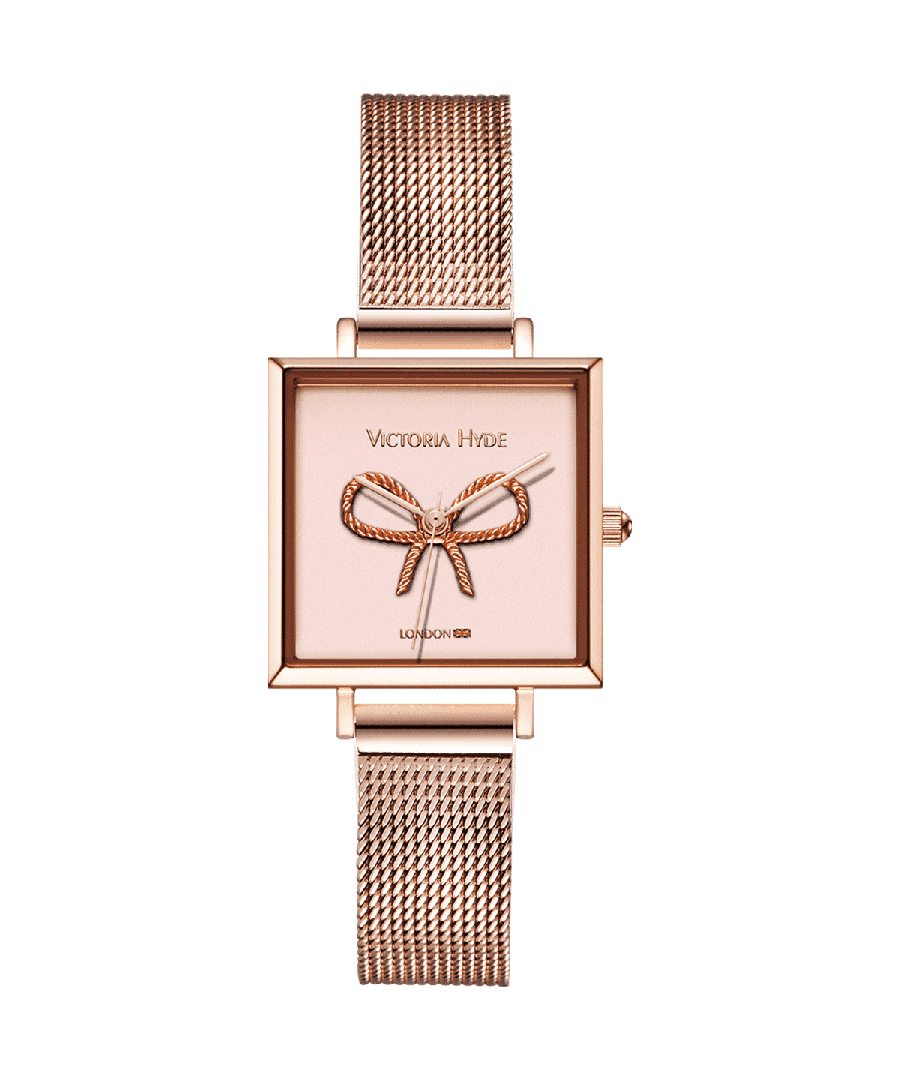The Maida Vale Bow Edged in rose gold from Victoria Hyde London convinces with its uniqueness. The square case of the watch is a real eye-catcher and shines in shiny rose gold, matching the watch strap of the same colour. A detailed, rose gold bow in an exciting 3D look has been incorporated on the pink-coloured dial. A modern watch that convinces all along the line. Case diameter: 25mm, Case thickness: 8 mm, Watch strap length: 180mm, Watch strap width: 12mm