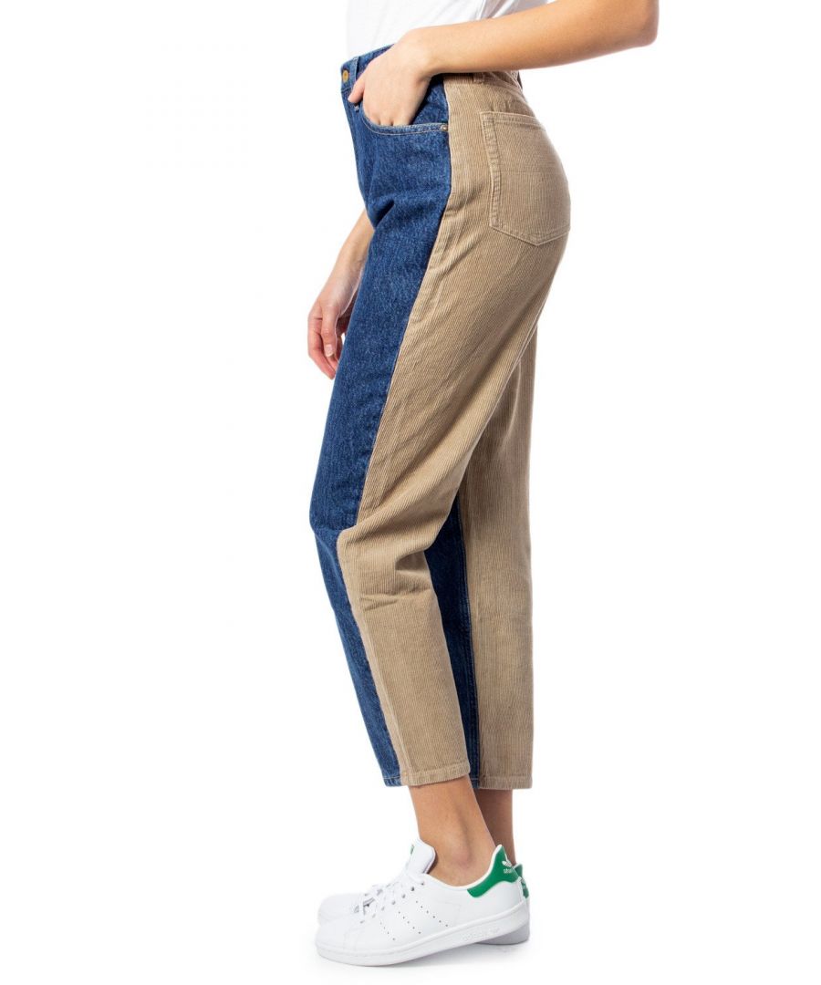 <b>Brand:</b> Tommy Hilfiger<br><b>Gender:</b> Women<br><b>Type:</b> Jeans<br><b>Season:</b> Spring/Summer<br><br><b>PRODUCT DETAIL</b><br>• <b>Color:</b> multicolor<br>• <b>Fastening:</b> zip and button<br>• <b>Pockets:</b> front and back pockets <br><br><b>COMPOSITION AND MATERIAL</b><br>• <b>Composition:</b> -100% cotton <br>•  <b>Washing:</b> machine wash at 30°