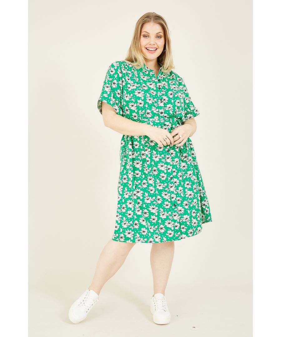 A pretty choice for work, weekends and all weathers, meet our Yumi Plus Size Floral Tie Shirt Dress. Expertly crafted, our designers have updated the classic shirt shape and with all-important pockets on the side. Buttons run down the soft-touch fabric, with the exclusive floral print giving it a contemporary edge - not forgetting the curve-enhancing waistline.