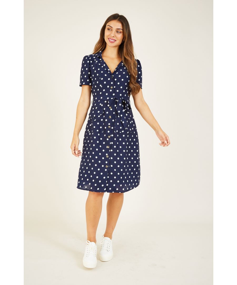 With a subtle nod to the 60s, our Yumi Spotted Shirt Dress is the perfect retro piece. Featuring a classic shape - relaxed yet tapered at the waist - it shows off a tie and button front. Complete with pockets and a soft-touch finish, wear with trainers for the ultimate weekend go-to.