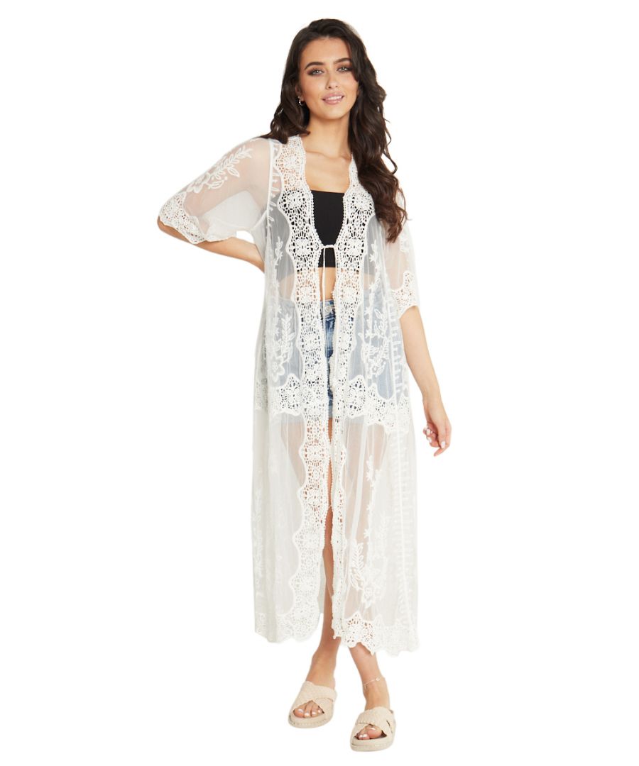 Draag de geborduurde gehaakte midi-kimono-cover tot je volgende speciale evenement. Draag deze lange kimono naar het strand of naar afterparty's aan het zwembad met zijn prachtige witte haakpatroon, prachtige geschulpte uitsparingen en brede ellebooglange mouwen met strik aan de voorkant!