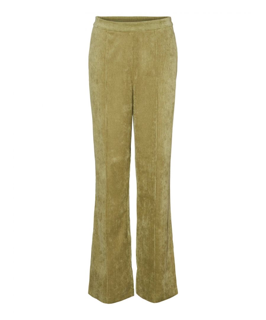 Deze flared fit broek voor dames van VERO MODA is gemaakt van een polyestermix. Het model heeft een elastische inzet.details van deze broek:•  stijlnaam: VMKAE