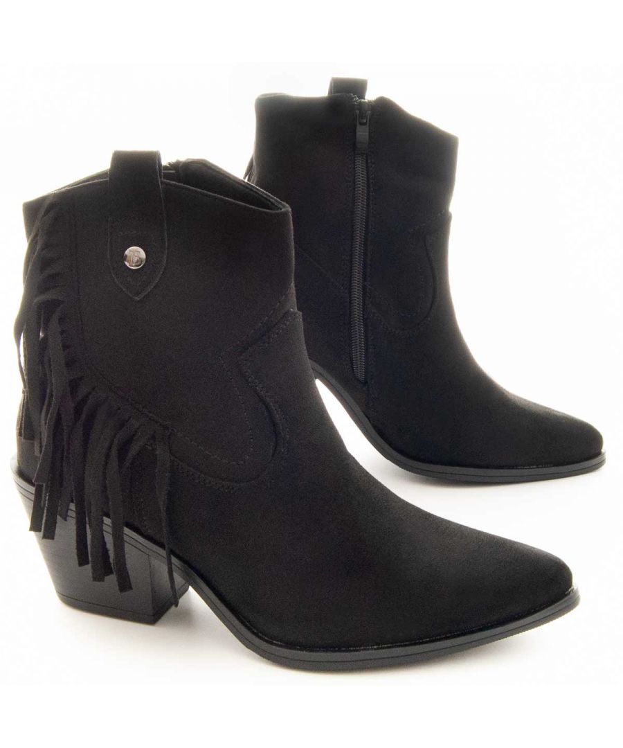 Cowboy booty with fringes comfortable trend for women. Perfect last that adapts to the shape of your foot. Resistant and lasting non -slip rubber sole to avoid slippers. Doublely reinforced for greater durability. Padded plant that adapts to the foot and also reduces the impact of the tread.