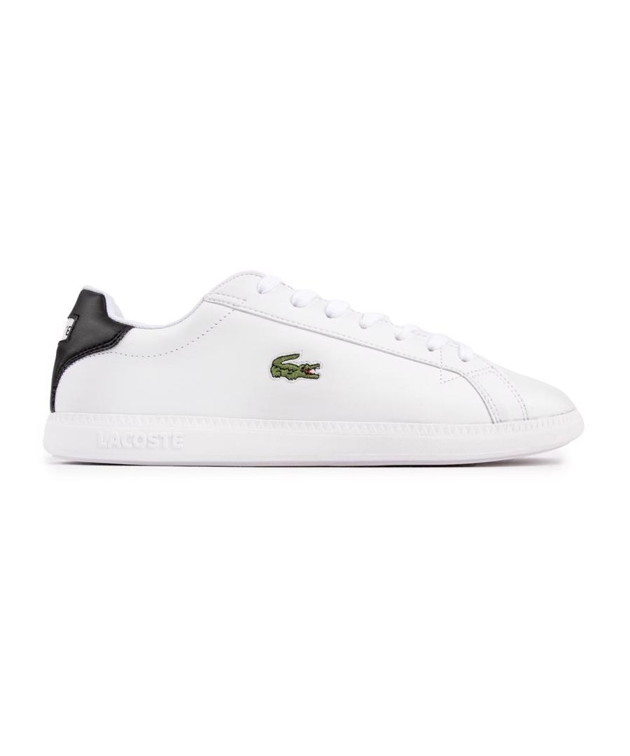 De Lacoste Graduate is ideaal voor elke modieuze kerel. een sneaker waarop je kunt vertrouwen om de aandacht te trekken. Het witte leren bovenwerk. contrasterend zwart hiellipje. kenmerkende krokodil-branding en het ontwerp van de tennisschoen voegen een vintage streetwear-stijl toe, terwijl de gewatteerde enkelkraag en cupzoolconstructie zorgen voor comfortabel dragen.