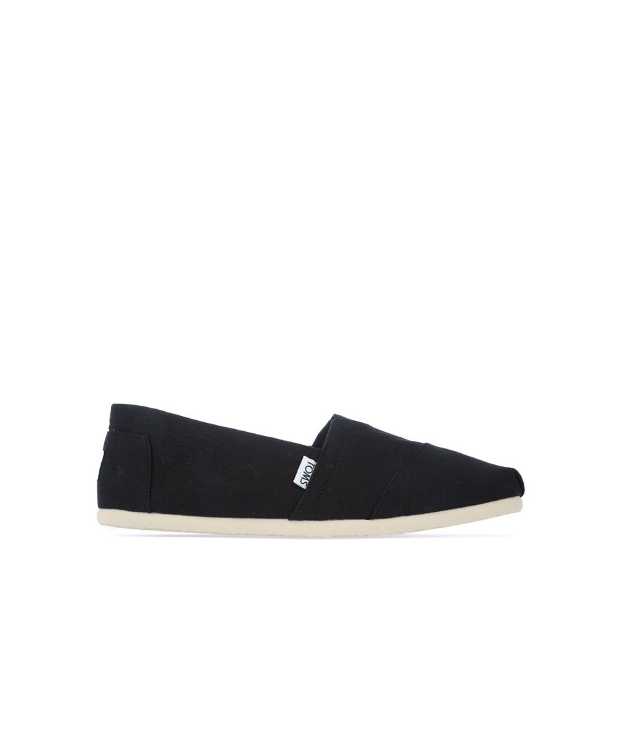 Toms Classics Canvas Pumps in black.- Elasticated V insert to the front for additional comfort.- Contrast patterned lining.- Branding to the side and heel.- Cushioning suede insole.- Toe-stich.- Textile upper. Textile and leather lining. Textile and rubber outsole.- Ref.: 1000086