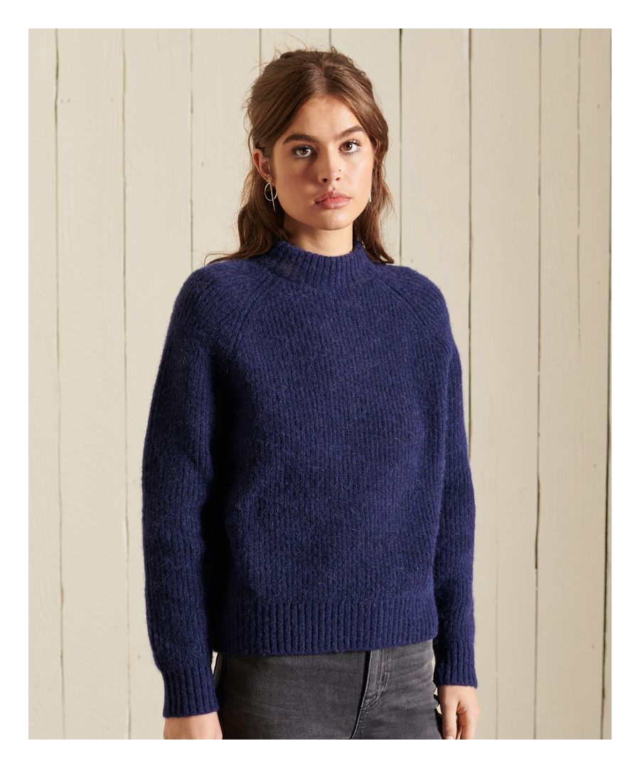 De trui van alpacamix met ronde hals is heerlijk zacht en prachtig gemaakt in verschillende kleuren. Hij brengt je garderobe dit seizoen dat vleugje luxe, vooral als de temperatuur een duik neemt.Losse pasvorm – de klassieke Superdry-pasvorm. Niet te nauwsluitend, niet te losvallend, precies goed. Kies je gebruikelijke maatHoge ronde halsRaglanmouwenGeribde zoom en boordenAlpaca- en wolmixKenmerkend logolabel