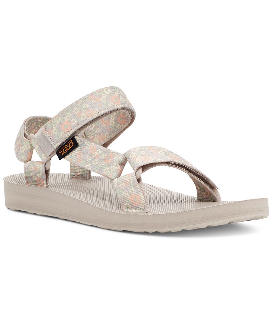 A refresh of an enduring Teva icon, the Original Universal Wildflower cues up funky floral straps perfect for warm weather adventures. Printed on-straps made from recycled plastic, this vegan sandal gives plastic bottles new life in the form of adventure-ready footwear.