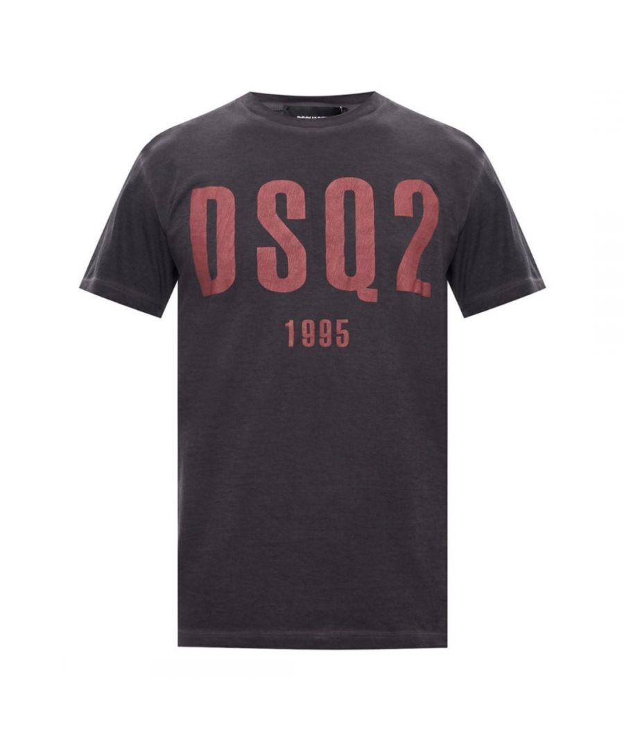 Dsquared2 grijs T-shirt met DSQ2 1995-logo. Grijs T-shirt met korte mouwen. Normale pasvorm, past volgens de maat. 100% katoen. Groot rood 1995-logodesign. S74GD0686 S21600 814
