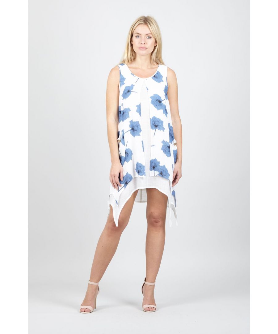 This floral printed tunic is perfect worn on your next beach vacay. It has a round neck, is sleeveless and has a layered hem and split front detail, sitting above the knee. Wear with sandals for the beach.