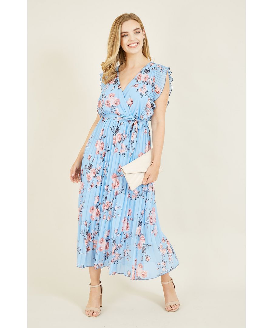 Ga voor glamour met deze hemelsblauwe jurk met plooirok en rozen van Yumi. Deze flatterende wikkeljurk heeft opvallende mouwen met ruches, een knoopceintuur die de taille accentueert en supervrouwelijke plooien. Perfect om die speciale gelegenheden te vieren.