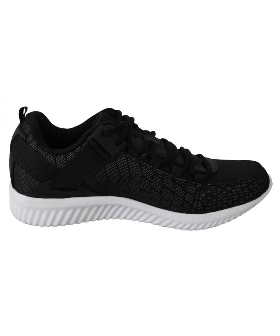 Superbes chaussures Plein Sport neuves avec étiquettes et boîte, 100% authentiques. Modèle : Adrian Sport Shoes Couleur : Noir Matériau : Polyester Semelle : Caoutchouc Détails du logo Très exclusif et de haute qualité.