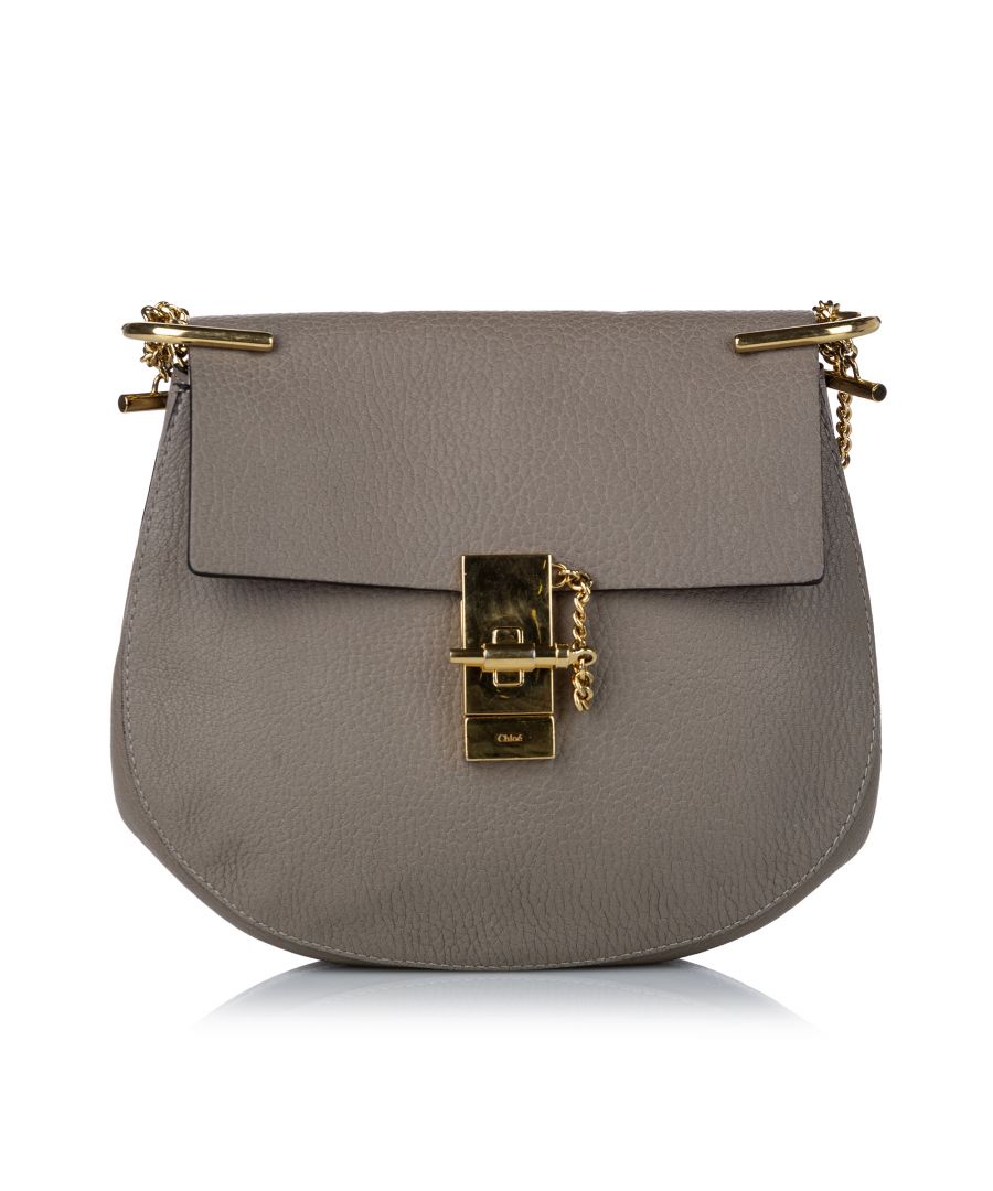 VINTAGE. RRP AS NEW. The Drew features a leather body, a gold toned chain strap, a top flap with pin-lock closure, and an interior slip pocket.Metal Attachment Scratched. \n\nDimensions:\nLength 21cm\nWidth 23cm\nDepth 7.5cm\nShoulder Drop 51cm\n\nOriginal Accessories: This item has no other original accessories.\n\nColor: Gray\nMaterial: Leather x Calf\nCountry of Origin: Italy\nBoutique Reference: SSU173198K1342\n\n\nProduct Rating: GoodCondition\n\nCertificate of Authenticity is available upon request with no extra fee required. Please contact our customer service team.