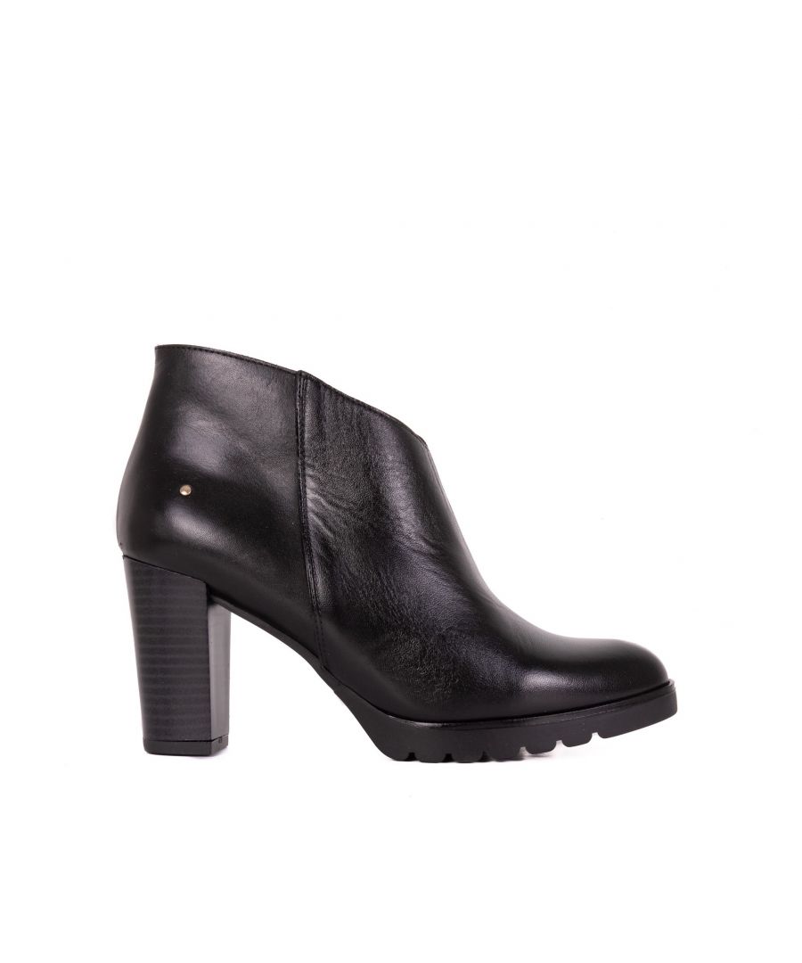 Leather ankle boot by Son Castellanisimos. Closure: zipper. Upper: leather. Inner: leather. Insole: leather. Sole: non-slip. Heel: 8,5 cm. Made in Spain.
