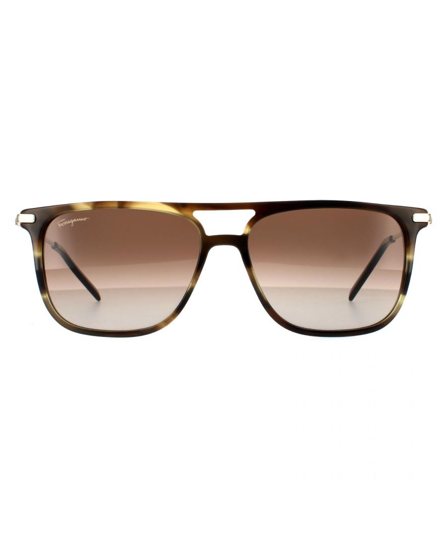 Salvatore Ferragamo zonnebril SF966S 319 Striped Khaki Brown Gradient zijn een stijlvolle vierkante stijl gemaakt van premium acetaat. Ze hebben een dunne metalen brug boven de neus voor een mooie ontwerpaanval. Het Salvatore Ferragamo -logo op de tempeltips voegt authenticiteit toe