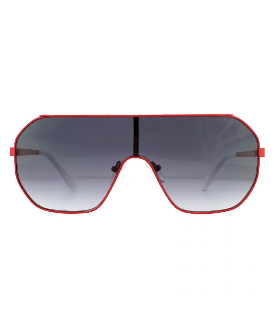 Guess zonnebril GU7676 66B Red Gray Gradient zijn een oversized schildstijl met één lens en verstelbare neuskussens. Het frame heeft een riem om op zijn plaats te houden en het Guess -logo aan de bovenkant van de frame voorkant.
