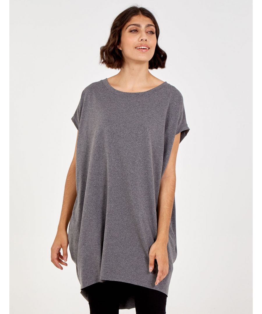 Give your off-duty wardrobe a cozy update with this oversized top. Team it with denims for a classy look.