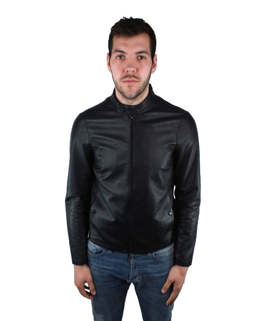 Emporio Armani 3Z1BM5 1LBAZ 999 leren jas. 100% leer. Centrale ritssluiting. Merkbadge op de linkerzak. Chinese halsband. Productcode: 3Z1BM5 1BLAZ 0999