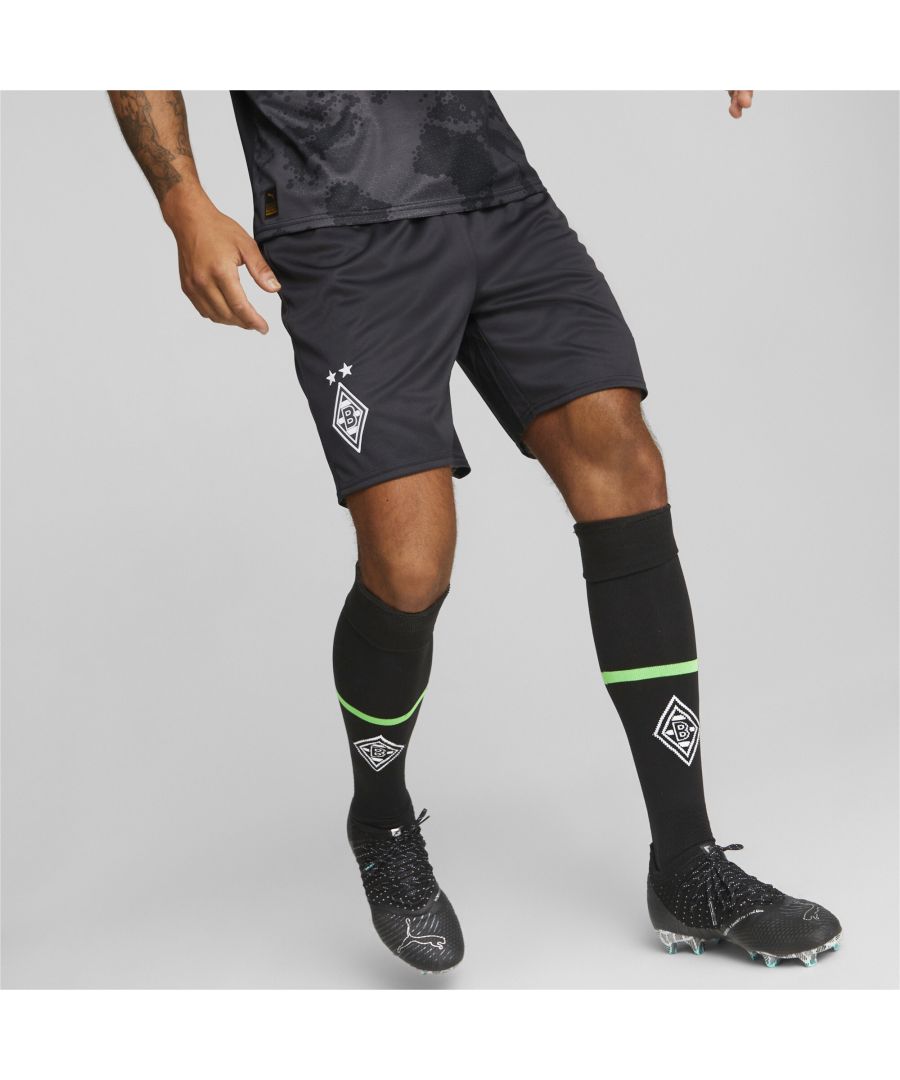 PRODUCT STORY Show up to the pitch looking, and playing, like Borussia Mönchengladbach’s star player with these replica shorts. They’re made from sweat-wicking material, to keep you cool in the tensest moments of the game, and finished with the Fohlenelf’s famous crest on the leg. FEATURES & BENEFITS : dryCELL: Performance technology designed to wick moisture from the body and keep you free of sweat during exercise Recycled Content: Made with at least 20% recycled material as a step toward a better future DETAILS : Regular fit Elasticated waist Twin needle hem PUMA Cat Logo on the leg Official team crest on the leg