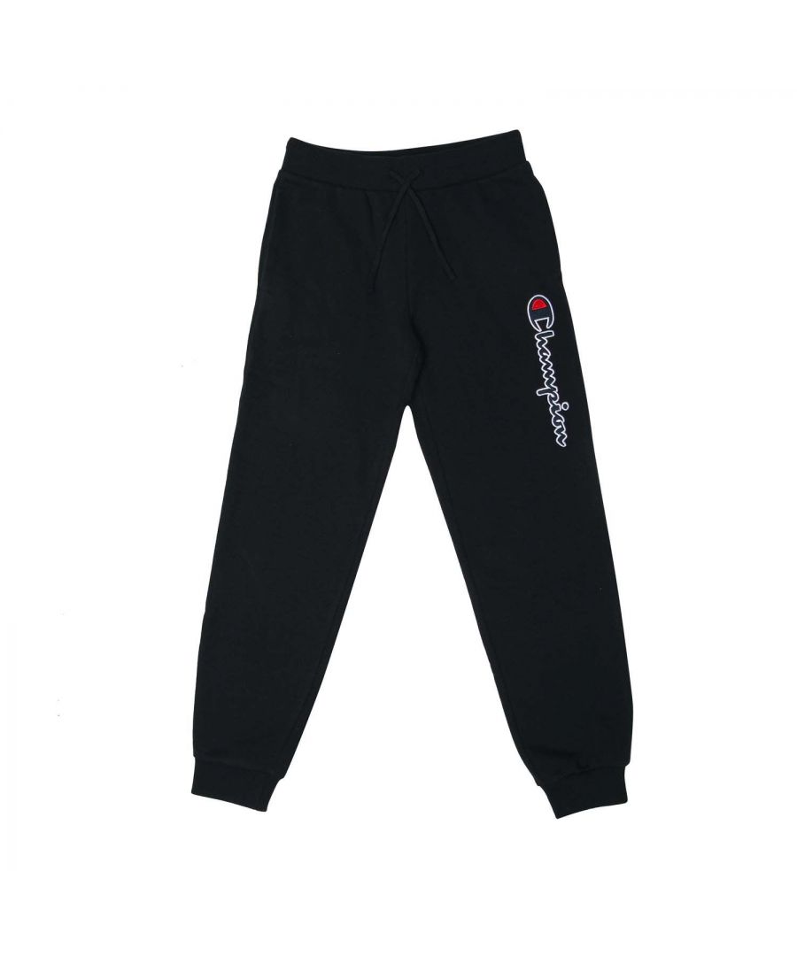 Junior Boys Champion Cuffed Jog Pant in black.- Drawcord waist.- Two pockets.- Script logo in tatami embroidery on thigh.- C logo embroidery on back.- Ribbed cuffs.- Regular fit.- Body Fabric: 79% Cotton  21% Polyester. Inserts: 100% Cotton. Rib Trim: 98% Cotton  2% Elastane.- Ref:305952KK001J