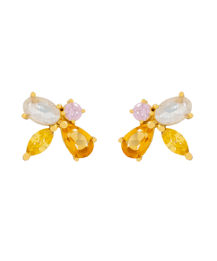The Earrings Cinema has a very special and minimalist design. Perfect if you want to give a touch of light and color to your look or face without being too overloaded. Discover it also in cold tones.  White color.\n Stone: Circums.\n Composition: 22 carat gold.