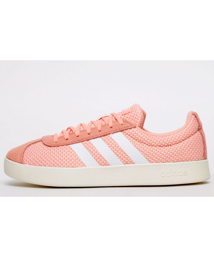 De Adidas VL Court combineert het tennisgevoel met een ultra-stijlvolle moderne look, met een bovenwerk van suèdeleer van textielmix, ontworpen met een vetersluiting in combinatie met de iconische Adidas drie strepen en branding op de tong om de loo