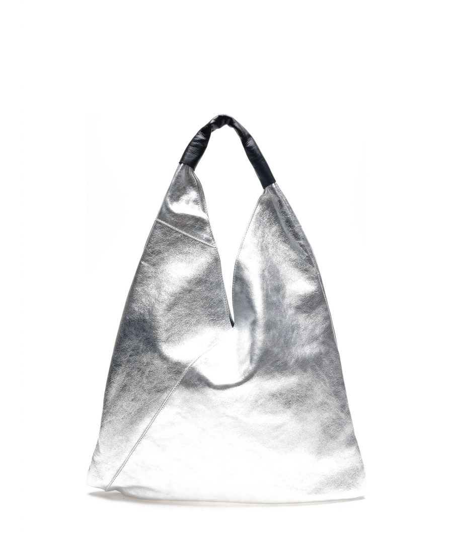 Shopper tas\n100% rundleer\nEnkele handgreep: 26 cm\nInterne portemonnee met ritssluiting \nAfmetingen: 37x46x/ cm
