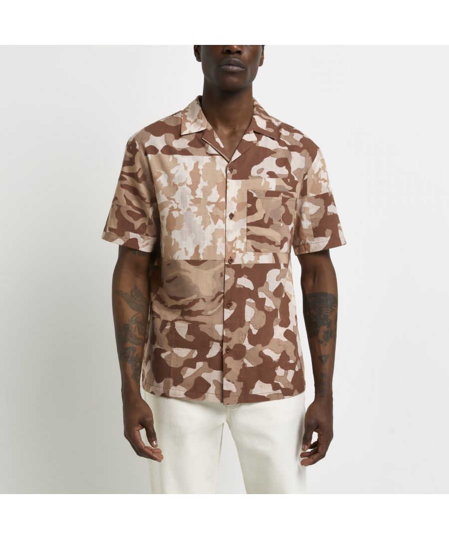 > Brand: River Island> Department: Men> Colour: Brown> Type: Button-Up> Size Type: Regular> Fit: Regular> Material Composition: 100% Cotton> Occasion: Casual> Closure: Button> Material: Cotton> Neckline: Collared> Sleeve Length: Short Sleeve> Season: SS22