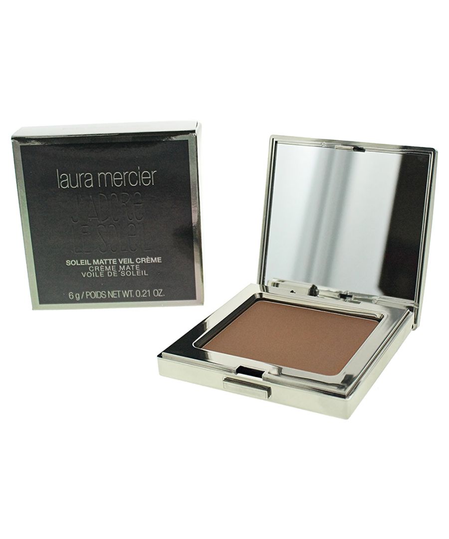 Provided in a universal shade for every skin tone this bronzing cream melts into the skin creating a weightless veil that boosts the skins radiance with a suntanned glow. Provides a natural looking colour. Suitable for all skin tones.