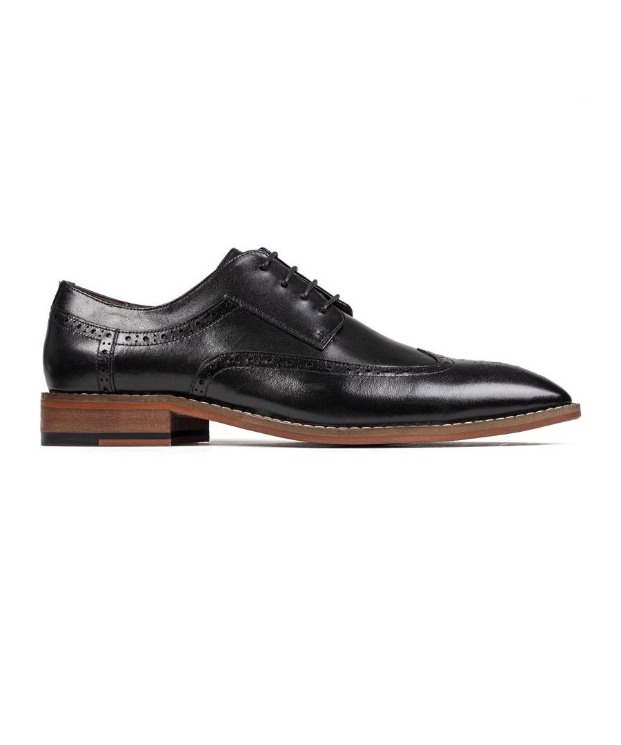 Zwarte SOLE Aster veterbrogues voor heren met leren bovenwerk met klassieke handgestikte vleugeltip en perforatiedetail. Deze nette schoenen hebben een leren voering en een bruine synthetische zool met merknaam.