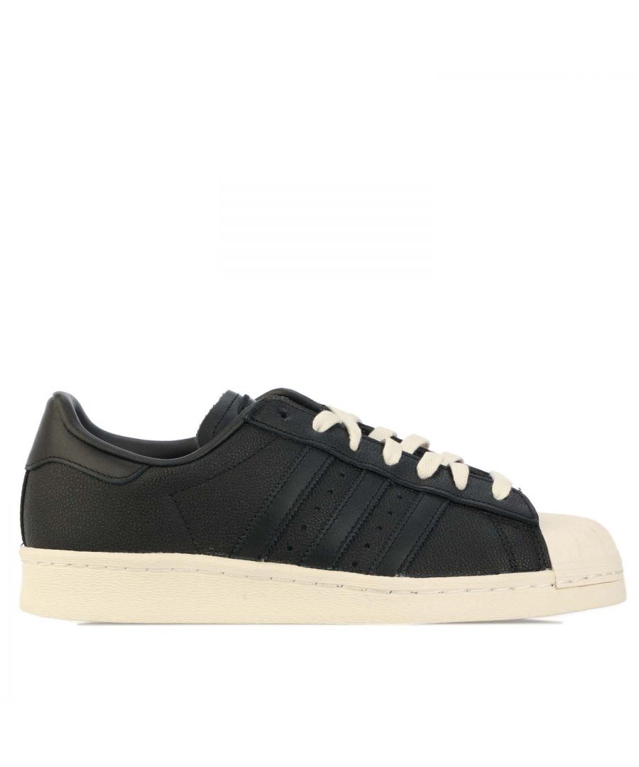 Mens adidas Originals Superstar 82 Trainers in black.- Leather upper.- Lace closure.- Padded ankle collar.- Branding to the tongue.- Serrated 3-Stripes.- Leather lining.- Grippy rubber sole.  - Ref.: GX3746