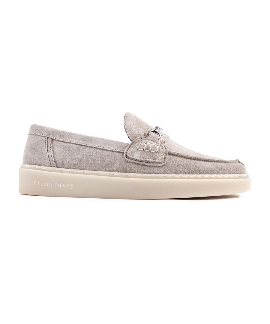 De klassieke maar eigentijdse Core loafer van Filling Pieces straalt vakmanschap uit elke steek. Met een bovenwerk van natuurlijk premium suède leer met een comfortabele leren binnenzool. deze herenschoen heeft een strakke rubberen buitenzool met een merkhiel en is afgewerkt met een keurig op maat gemaakte zilveren handshake-brugdetail aan de voorkant.