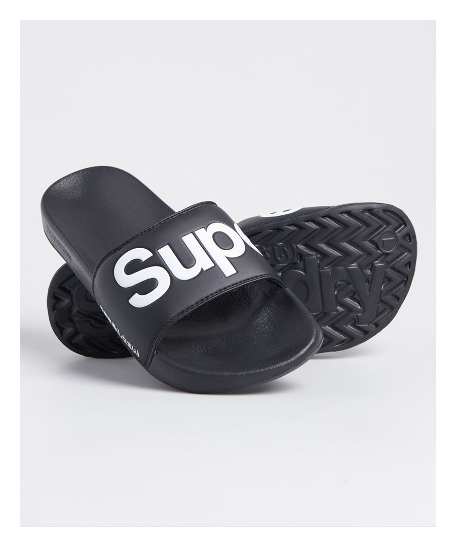 Superdry Pool-badslippers voor heren. Deze badslippers zijn ideaal om te dragen naar het zwembad. Ze hebben een brede band en een gegoten zool voor comfort. De slippers zijn afgewerkt met een Superdry-logo aan de zijkant van de zool en op het bandje op de voorkant.S - VK 6-7, EU 40-41, VS 7-8M - VK 8-9, EU 42-43, VS 9-10L - VK 10-11, EU 44-45, VS 11-12XL - VK 12-13, EU 46-47, VS 13-14