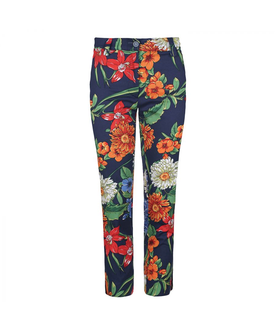These 7/8 length crop pants are crafted in floral stretch gabardine fabric in shades of red, blue and green. There is a 5cm waistband with belt loops in the same fabric. The pants fasten in the front with a white button in natural material and white concealed zip. There are diagonal slit pockets at the sides. On the outer side of the hem, there is a rounded slit. These pants are eco-friendly.