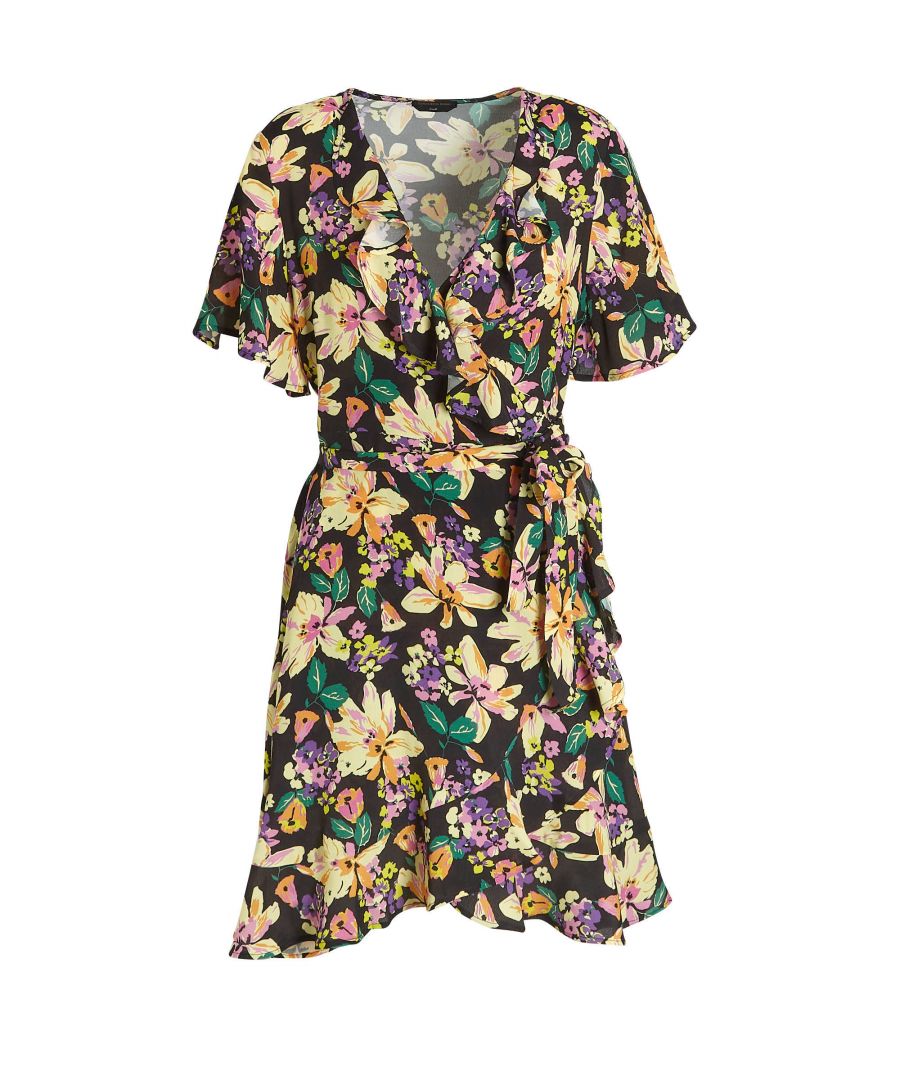 Deze damesjurk van Colourful Rebel is gemaakt van viscose en heeft een bloemenprint. Het model beschikt over een striksluiting. De jurk met korte mouwen heeft verder een V-hals.details van deze jurk:stijlnaam: Evyoverslag detaileen ceintuur
