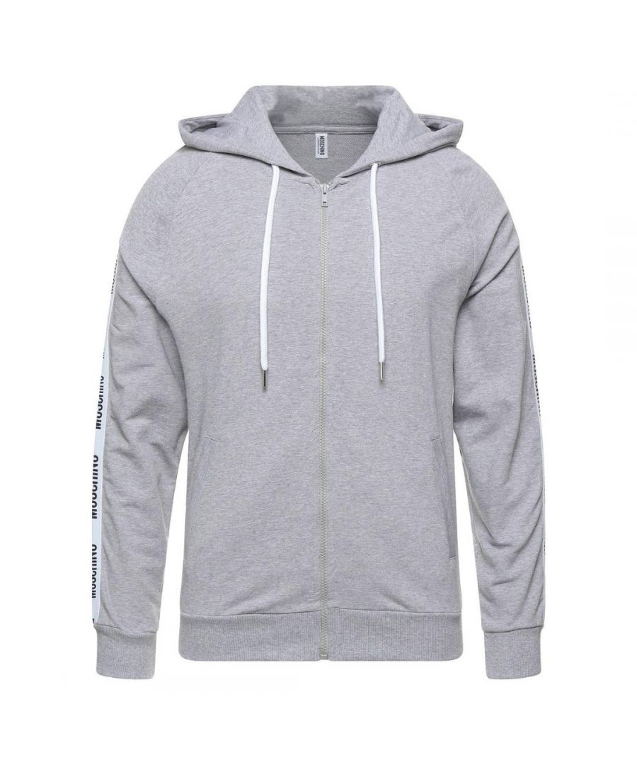 Moschino Brand Tape Logo grijze hoodie met rits. Grijze hoodie met tape-logo en Moschino-logo. Moschino-ondergoedcollectie, getapet schouderontwerp met merknaam. Comfortabele stretch-pasvorm, 95% katoen, 5% elastaan. Elastische mouw-, nek- en taille-uiteinden. Productcode - A1707 8120 0489