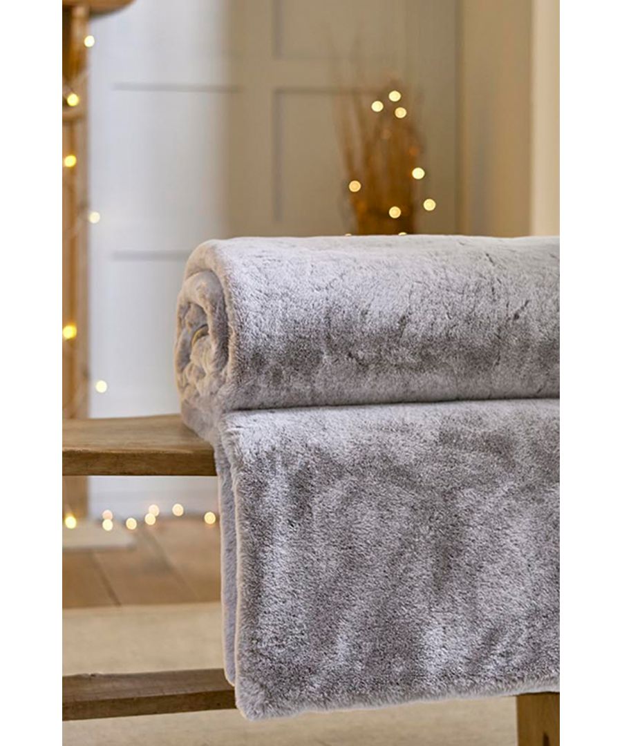Snuggle up with these Alaska Supersoft Faux Fur Quilted Throw and get cosy and warm when needed. So soft to the touch and quilted for that extra luxury. Good for those chilly days outdoors or for something decorative indoors to snuggle up with. A huge hit with all the family, even the family pet!