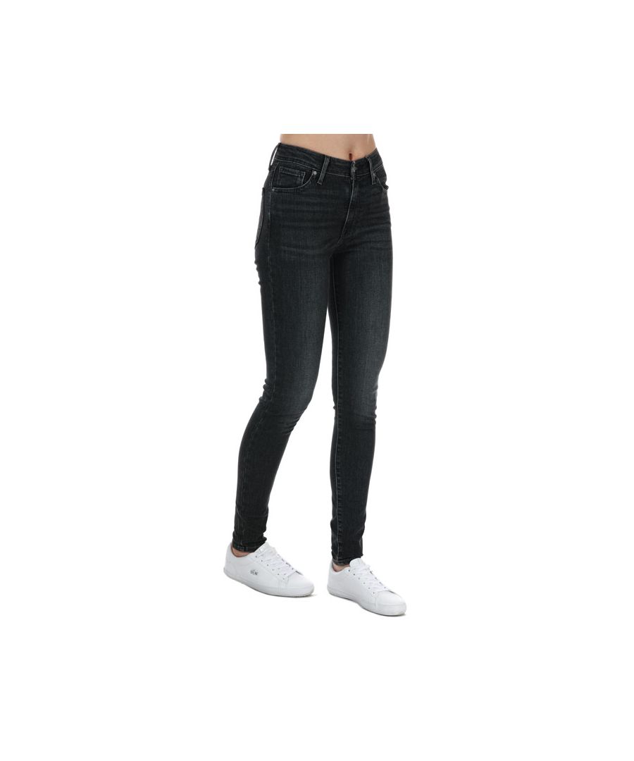 Womens Levis 721 High Rise Skinny Jeans in black. – 5-pocket construction. – Zip fly and button fastening. – Levis badge at back waist. – High rise. – Skinny fit. – 70% Cotton  20% Polyester  8% Viscose  2% Elastane. Machine wash at 30 degrees. – Ref: 188820177